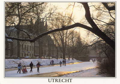 601987 Afbeelding van enkele schaatsers op de bevroren Stadsbuitengracht te Utrecht met links het Verpleeghuis St. ...